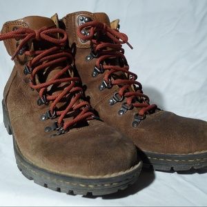 Born Hiking Boots - Brown Suede